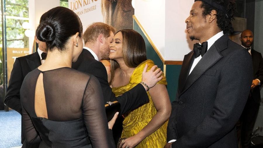 Beyonce juga menyebarkan kekayaannya di luar keluarganya, menyumbangkannya jauh dan luas, termasuk kepada para korban bencana alam dan pendidikan.