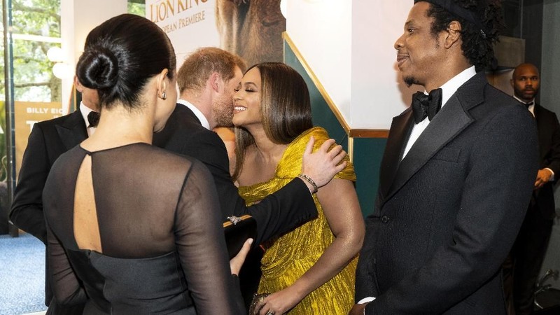Beyonce juga menyebarkan kekayaannya di luar keluarganya, menyumbangkannya jauh dan luas, termasuk kepada para korban bencana alam dan pendidikan.