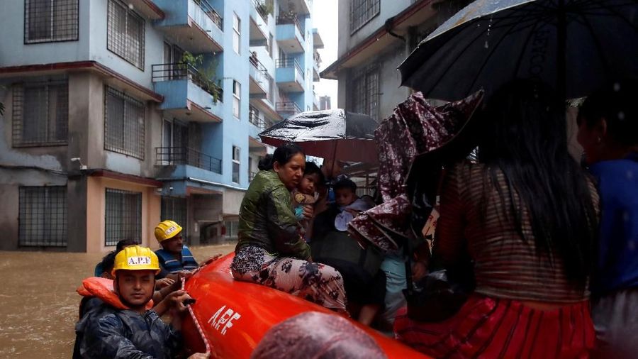 Banjir menghayutkan lebih dari 4 juta orang rumah di seluruh India, Nepal dan Bangladesh serta menewaskan lebih dari 100 orang.