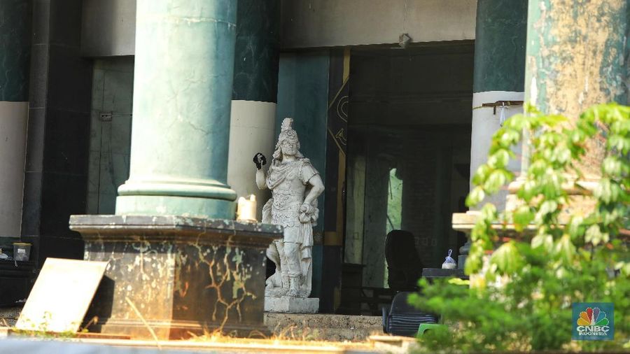 Menara Saidah dahulu pusat perkantoran. Gedung ini bagi sebagian orang dianggap miring.