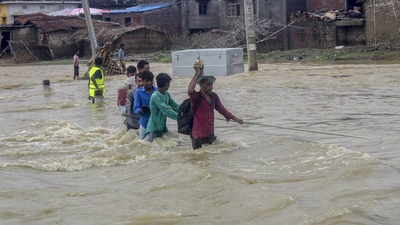 Banjir menghayutkan lebih dari 4 juta orang rumah di seluruh India, Nepal dan Bangladesh serta menewaskan lebih dari 100 orang.