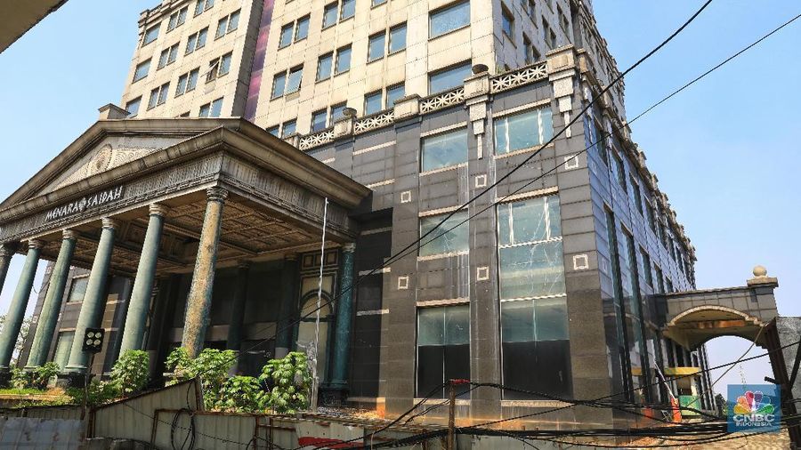 Menara Saidah dahulu pusat perkantoran. Gedung ini bagi sebagian orang dianggap miring.