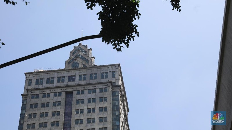 Dahulu gedung ini merupakan salah satu gedung mewah yang menjadi pusat perkantoran di lokasi strategis di Jakarta Selatan.