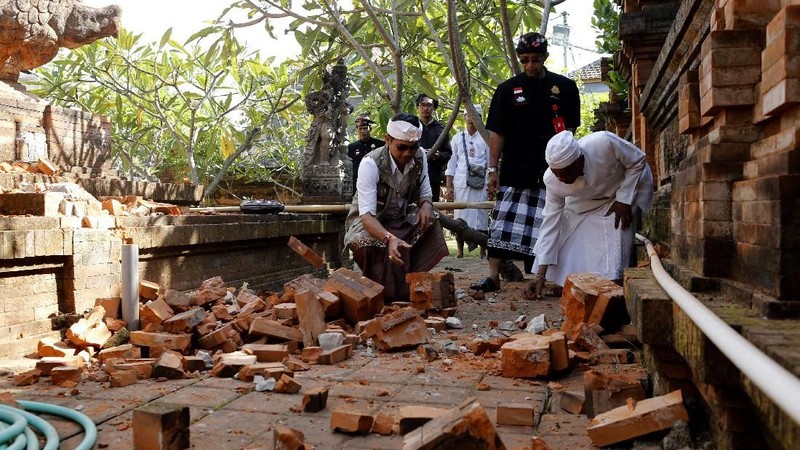 Gempa ini menyebabkan kerusakan sejumlah bangunan, terutama di daerah yang dekat dengan pusat gempa, yakni wilayah Nusa Dua, Jimbaran, dan sekitarnya.