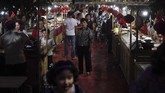 Pasar malam di Kashgar. Meskipun awalnya para wisatawan tidak terbiasa dengan pemandangan keamanan tingkat tinggi pada mereka beradaptasi setelah beberapa hari. (GREG BAKER/AFP)