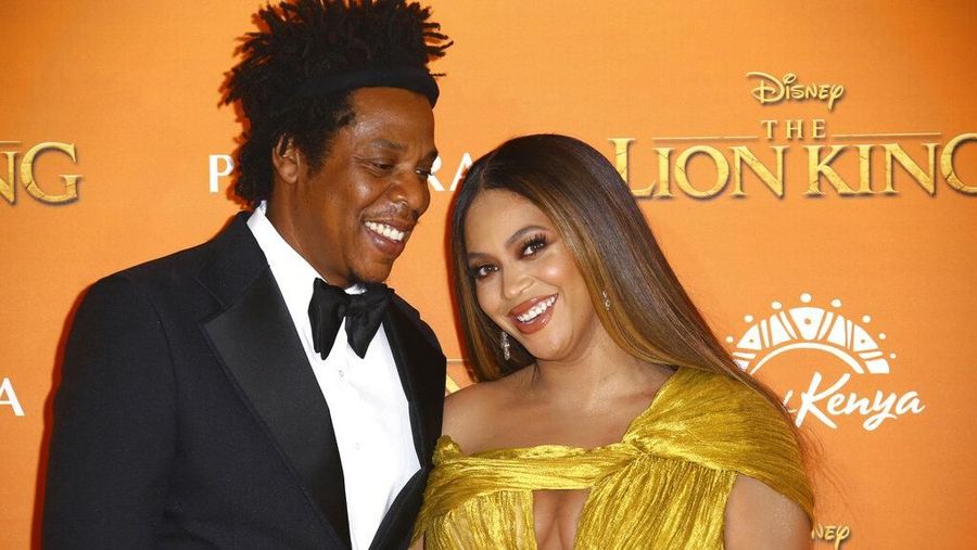Beyonce juga menyebarkan kekayaannya di luar keluarganya, menyumbangkannya jauh dan luas, termasuk kepada para korban bencana alam dan pendidikan.