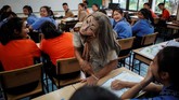 “Beberapa murid takut.. Tapi sekarang mereka lebih penasaran dan tertantang untuk belajar tentang apa yang akan terjadi di kelas,”ucapnya. (REUTERS/Athit Perawongmetha)