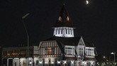 Daerah Indonesia bagian Barat dapat menyaksikan sebagian besar atau seluruh tahapan gerhana bulan sebagian.(Photo by JUAN MABROMATA / AFP)