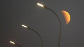 Bulan terlihat seperti Bulan purnama pada umumnya namun terpotong sebagian seperti Bulan sabit. (REUTERS/Adriano Machado)