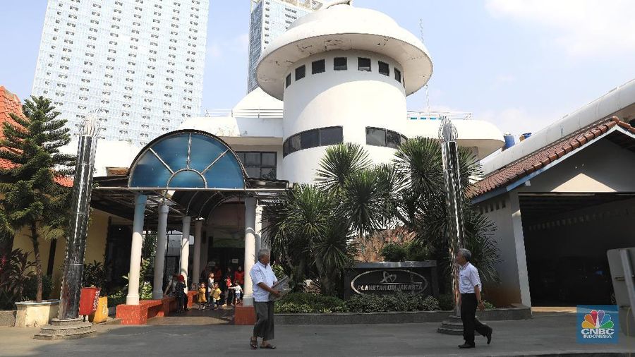 Planetarium ini dikenal sebagai wisata untuk mengenal simulasi perbintangan dan benda-benda langit.