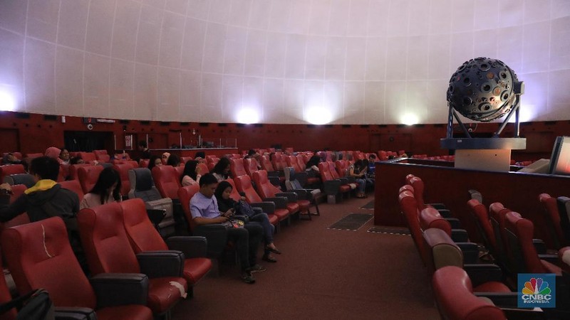 Planetarium ini dikenal sebagai wisata untuk mengenal simulasi perbintangan dan benda-benda langit.