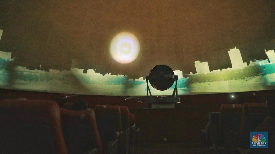 Planetarium ini dikenal sebagai wisata untuk mengenal simulasi perbintangan dan benda-benda langit.