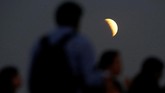 Gerhana bulan sebagian terjadi ketika bulan melewati bayangan sebagian Bumi (penumbra) sehingga membuat sebagian sisi yang dilewati bayangan nampak lebih gelap (umbra). (REUTERS/Adriano Machado)