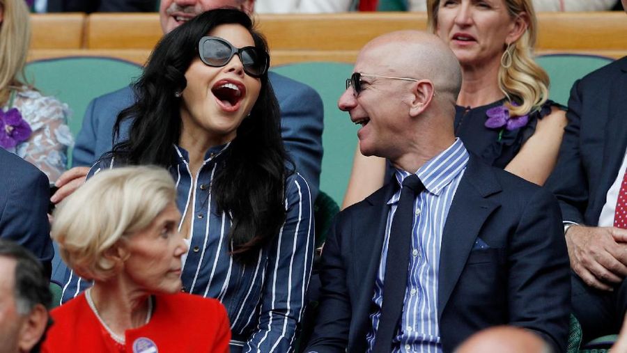 Mesranya Jeff Bezos dan Lauren Sanchez, kekasih barunya, di All England Tennis Club ketika mereka menyaksikan Wimbledon pada hari Minggu (14/07)