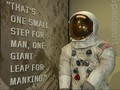 VIDEO: Baju yang Dipakai Neil Armstrong ke Bulan Dipamerkan