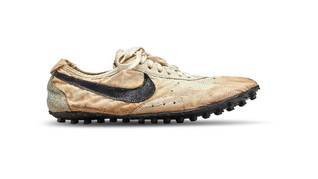 <i>Sneaker</i> Butut 'Moon Shoe' Cetak Rekor Sepatu Termahal