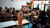 Guru yang dikenal dengan nama Bally ini mengungkapkan bahwa banyak murid yang tak suka belajar bahasa Inggris karena malu jika membuat kesalahan. Dia mengklaim bahwa cara ini akan membantu menghilangkan halangan tersebut. (REUTERS/Athit Perawongmetha)