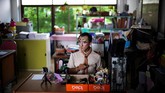 Demi mengurangi ketakutan murid-muridnya, guru di Thailand Theeraphong Meesat punya cara unik dengan mendatangkan ‘Lisa Blackpink.’ (REUTERS/Athit Perawongmetha)