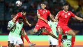 Salah satu peluang emas Tunisia melalui tandukan Ellyes Skhiri. Sundulannya masih melenceng tipis. (REUTERS/Suhaib Salem)