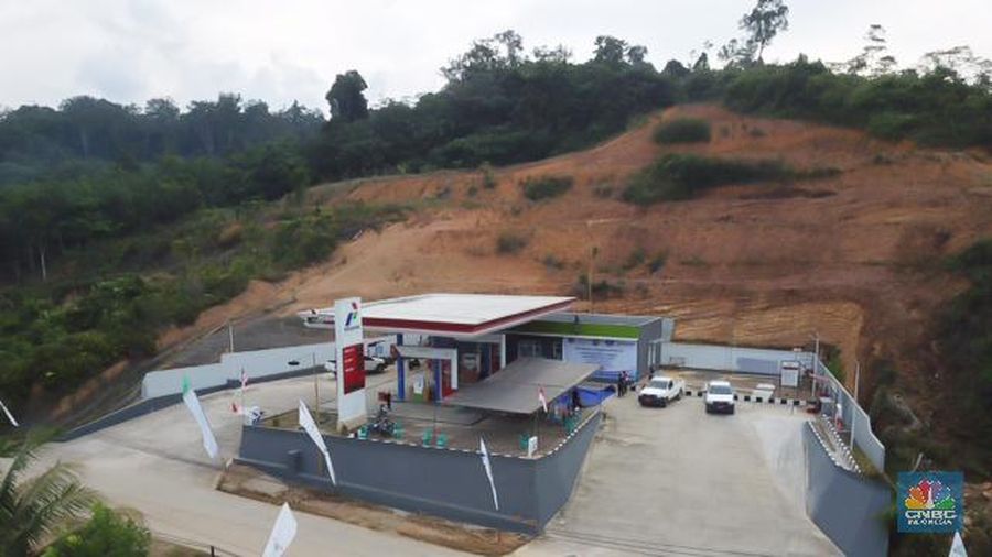 Badan Pengatur Hilir Minyak dan Gas Bumi (BPH Migas) meresmikan Stasiun Pengisian Bahan Bakar Umum (SPBU) Kompak 66.757007 di Desa Ujoh Bilang, Long Bagun, Mahakam Ulu, Kalimantan Timur. (CNBC Indonesia/Yuni Astutik)