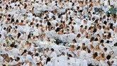 Perayaan makan malam rahasia Diner en Blanc. Ajang tahunan ini digelar 80 kota di seluruh dunia. (REUTERS/Andrew Kelly)