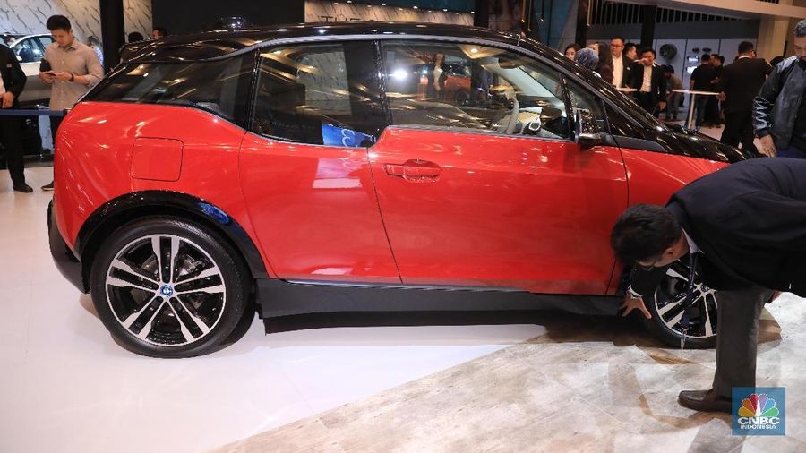 Mobil BMW i3s yang baru diluncurkan  dalam ajang Gaikindo Indonesia International Auto Show (GIIAS) 2019 di ICE BSD, Kamis (18/7/2019). (CNBC Indonesia/Andrean Kristianto)