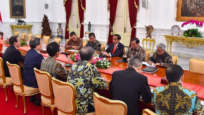 Jokowi membahas kabar Blok Masela -- blok kaya minyak dan gas di kawasan Tanimbar, Maluku (Instagram @Jokowi)