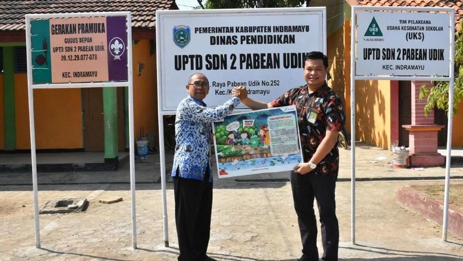 Pertamina menyerahkan bantuan alat peraga Pendidikan Lingkungan Hidup (PLH) tematik Mangrove kepada 26 Sekolah Dasar (SD) di Kabupaten Indramayu.