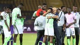 Pelatih Nigeria Gernot Rohr memeluk Ahmed Musa usai pertandingan merayakan keberhasilan mereka meraih peringkat ketiga Piala Afrika. (Off REUTERS/Suhaib Salem)
