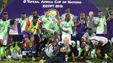 Para pemain Nigeria merayakan sukses meraih posisi ketiga Piala Afrika 2019 usai mengalahkan Tunisia 1-0. (REUTERS/Suhaib Salem)
