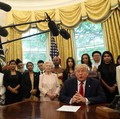 Sebelum Balas Tarif Impor China, Trump Serang Powell