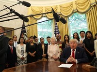 Sebelum Balas Tarif Impor China, Trump Serang Powell
