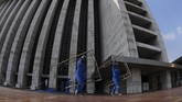 Pekerja menyelesaikan proses renovasi Masjid Istiqlal Jakarta, Selasa (18/6/2019). Pemerintah merenovasi dan memperbaiki struktur bangunan Masjid Istiqlal yang merupakan salahsatu cagar budaya dan simbol toleransi umat beragama dengan anggaran sebesar Rp465 miliar. ANTARA FOTO/Wahyu Putro A