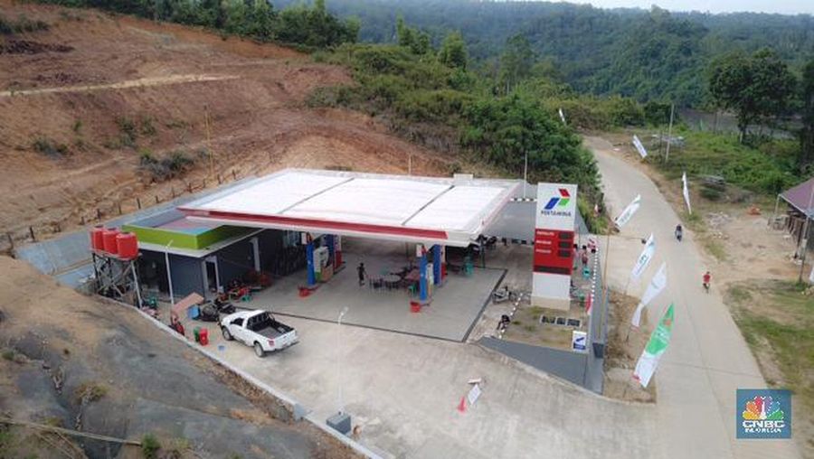 Badan Pengatur Hilir Minyak dan Gas Bumi (BPH Migas) meresmikan Stasiun Pengisian Bahan Bakar Umum (SPBU) Kompak 66.757007 di Desa Ujoh Bilang, Long Bagun, Mahakam Ulu, Kalimantan Timur.  (CNBC Indonesia/Yuni Astutik)