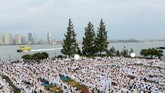 Para tamu yang hadir berbusana rapi dan stylish. Mereka memakai busana dengan warna putih. (REUTERS/Andrew Kelly)
