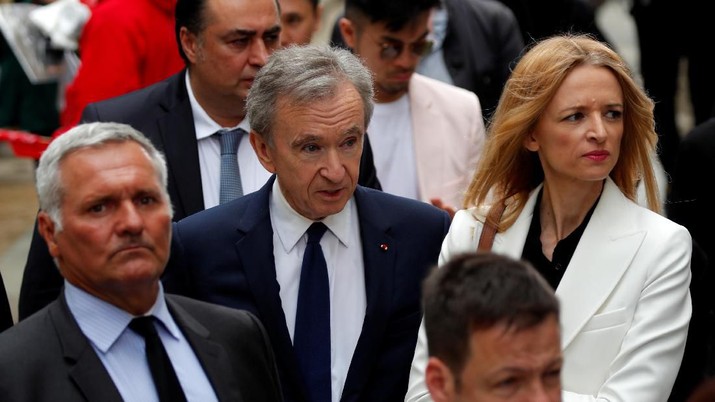 Bernard Arnault, CEO of LVMH Moet Hennessy Louis Vuitton SE, and Delphine Arnault, Executive Vice President of Louis Vuitton, leave after the Spring/Summer 2020 collection show for fashion house Louis Vuitton during Men's Fashion Week in Paris, France, June 20, 2019. REUTERS/Charles Platiau