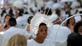 Mereka datang berkelompok dan menyusuri jalanan kota. (REUTERS/Andrew Kelly)