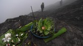 Sesajen masyarakat suku Tengger diletakkan di bibir kawah Gunung Bromo pada Upacara Yadnya Kasada, Probolinggo, Jawa Timur, Kamis (18/7). (ANTARA FOTO/Zabur Karuru)