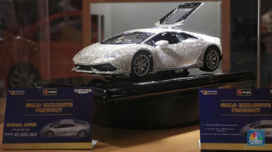 Miniatur mobil berwarna silver ini berbalut kristal Swarovski.