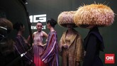Model bersiap membuka peluncuran mobil baru saat pameran otomotif Gaikindo Indonesia International Auto Show (GIIAS) 2019 di ICE BSD, Tangerang, Kamis (18/7). (CNNIndonesia/Safir Makki)