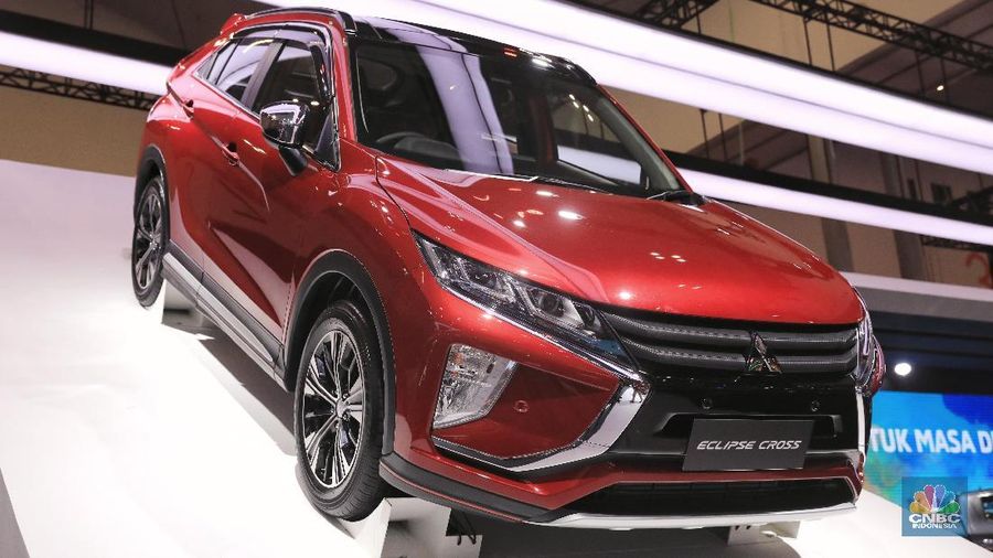 Mitsubishi memajang SUV terbarunya, yaitu Eclipse Cross dengan mesin 1.5 L Turbo MIVEC, empat silinder, 16-valve, DOHC yang mampu hasilkan 160 dk pada 5.500 rpm. Untuk harga Eclipse dibanderol dari harga Rp 478.000.000 hingga Rp 483.000.000. (CNBC Indonesia/Andrean Kristianto)