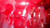 Para pengunjung acara makan malam NYC Diner en Blanc di New York, AS, meninggalkan lokasi di tengah guyuran hujan lebat. (REUTERS/Andrew Kelly)