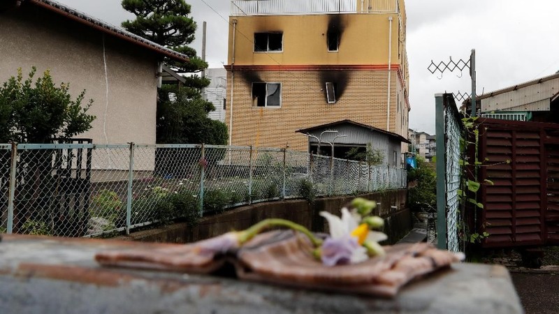 Banyak orang menghadiri lokasi dibakarnya Studio Animasi di Kyoto, Jumat (19/07) untuk membaca doa dan membawa bunga untuk korban