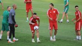 Senyum dan tawa juga terlihat dalam sesi latihan timnas Aljazair di Stadion Petro Sports. (REUTERS/Shokry Hussien)