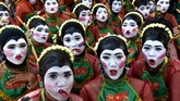 Para penari berpose sebelum menampilkan tarian Thengul pada suatu festival di Bojonegoro, Provinsi Jawa Timur. (Antara Foto/Zabur Karuru)