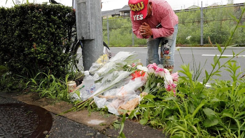 Banyak orang menghadiri lokasi dibakarnya Studio Animasi di Kyoto, Jumat (19/07) untuk membaca doa dan membawa bunga untuk korban