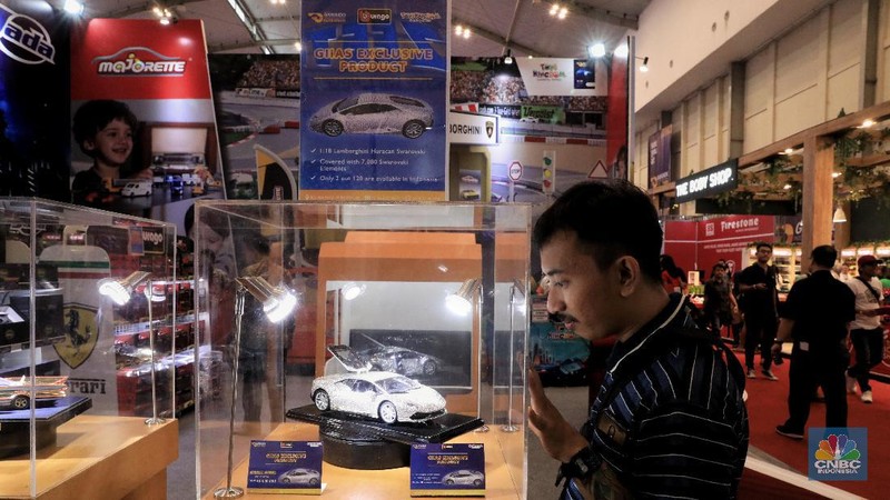 Miniatur mobil berwarna silver ini berbalut kristal Swarovski.