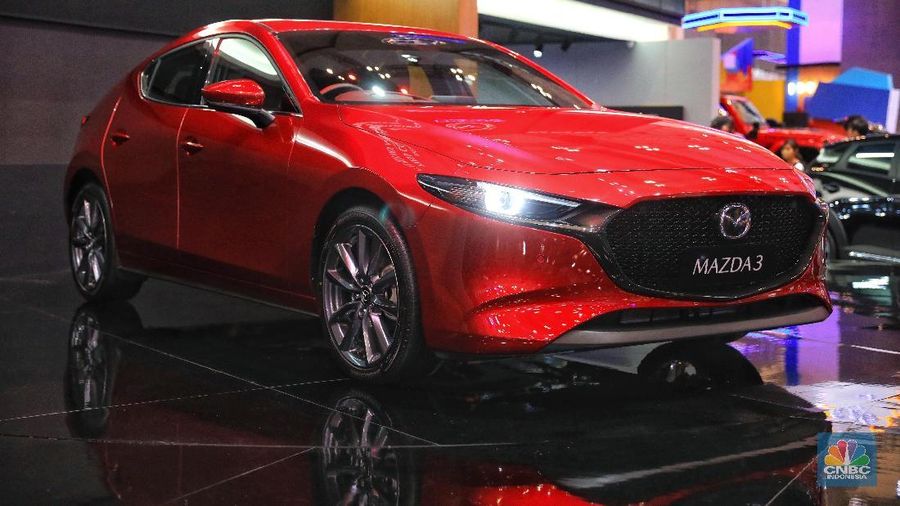 Mazda dalam gelaran GIIAS 2019 memperkenalkan All-New Mazda 3 yang terdiri dari dua versi hatchback dan sedan. Mazda 3 ditenagai oleh mesin SkyActiv-G berkapasitas 2.000 cc 4 silinder dengan tenaga mencapai 165 PS dan torsi 210 Nm. Untuk harga versi hatchback dibanderol Rp 489,8 juta dan versi sedan Rp 538,8 juta. (CNBC Indonesia/Andrean Kristianto)