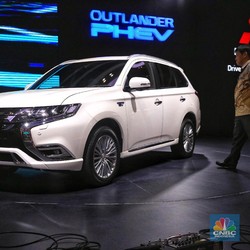 Harga Lexus Turun 1/2 Miliar, Outlander Diskon Rp 240 Juta!