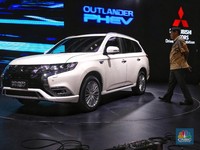 Harga Lexus Turun 1/2 Miliar, Outlander Diskon Rp 240 Juta!